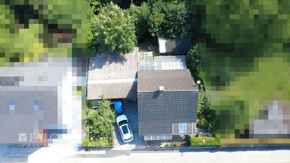 Charmantes Einfamilienhaus mit großzügigem Grundstück – Außenansicht
