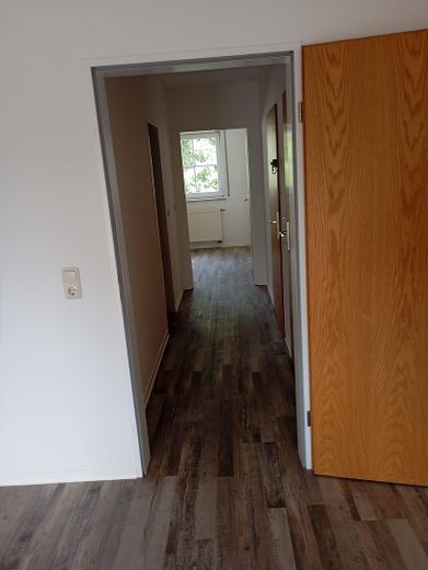 Komplett neu renovierte 2-Zimmer Wohnung im 1.OG mit Balkon – Flur