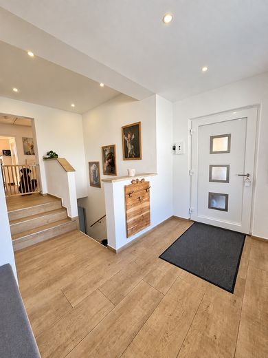Affascinante casa unifamiliare con ampio giardino, piscina e sauna a Siegsdorf – Eingangsbereich EG
