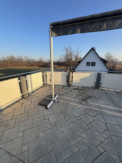 3-Zimmer-Dachgeschosswohnung mit Balkon + EBK in Maisach, Nutzfläche 151 qm, 5 Fußminuten zur S3 – Süd-Ost-Balkon