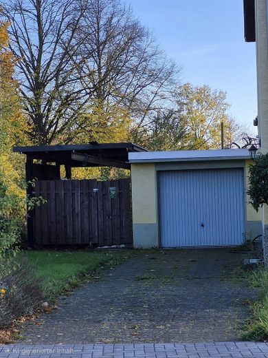 Einfahrt m. Garage und Carport