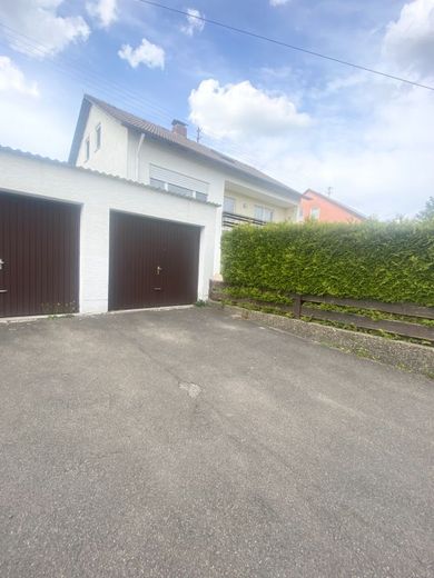 Charmante 4-Zimmer DG-Wohnung mit eigenem Garten+Garage+Stellplatz in TOP Lage! – 18 Garage mit Stellplatz (2)