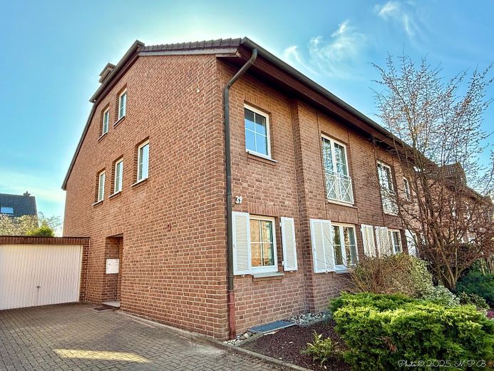 Hausansicht mit Garage