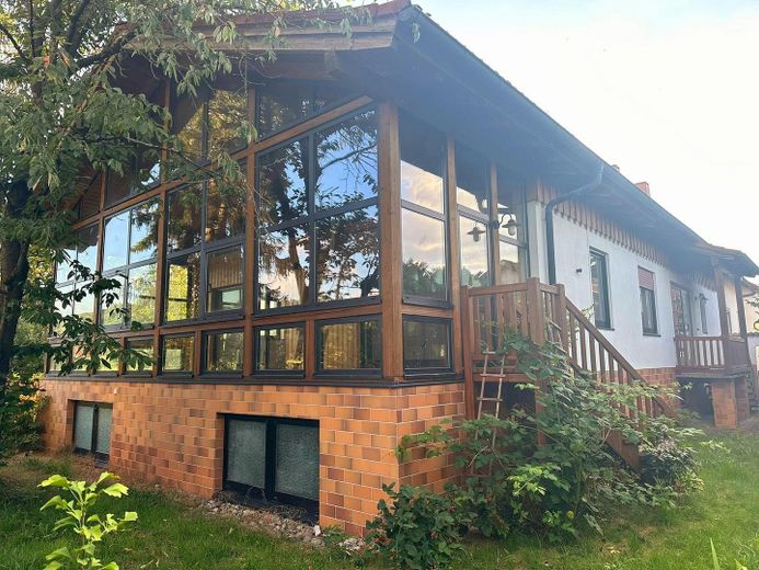 Wohnensemble aus zwei verbundenen Hausteilen – 244 m² Wohnfläche, Wintergarten & Sauna – Wintergarten