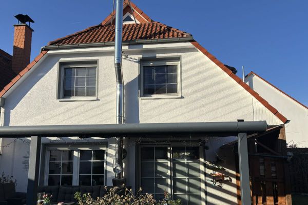Charmante Doppelhaushälfte im Märchenviertel von Hemmingen-Arnum - mit Photovoltaik, Kamin, Klimaanlage &amp; Gartenhäusern
