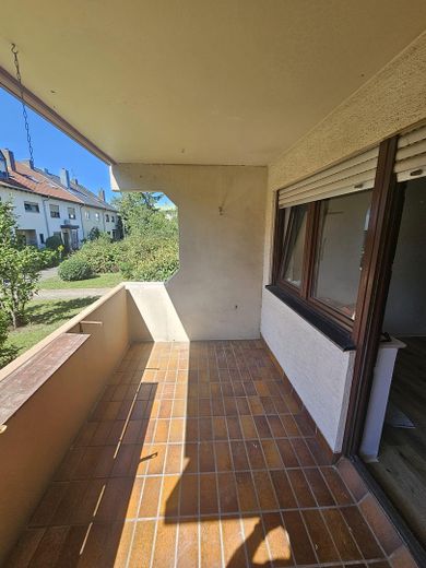 Licht 1-kamerappartement op de begane grond met balkon, mogelijkheden voor een inbouwkeuken & berging – Dornheimer Ring 81 – Balkon