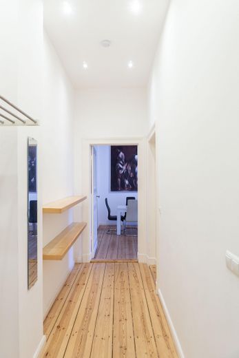 Ruhige Zweizimmerwohnung in beliebter Gegend in Berlin Kreuzberg – Blick Wohnungstür in Wohnung