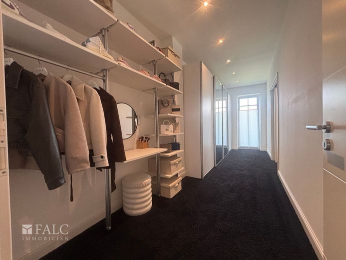 Moderne 3 -Zimmer-Wohnung mit Smart-Home, Dachterrasse &amp; hochwertiger Ausstattung – Ankleide