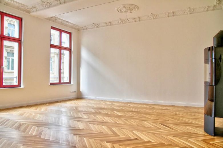 Luxus 3-Zimmer-Wohnung mit Einbauküche, Kamin und großem Balkon – Foto 2