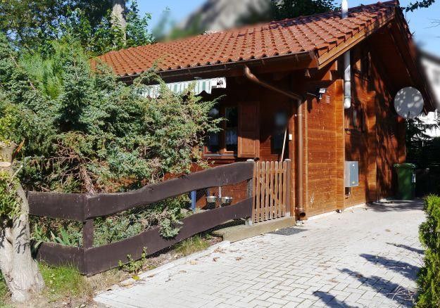 Blockbohlen-Ferienhäuschen aus Altersgründen für €149.000 zu veräußern – Außenfront
