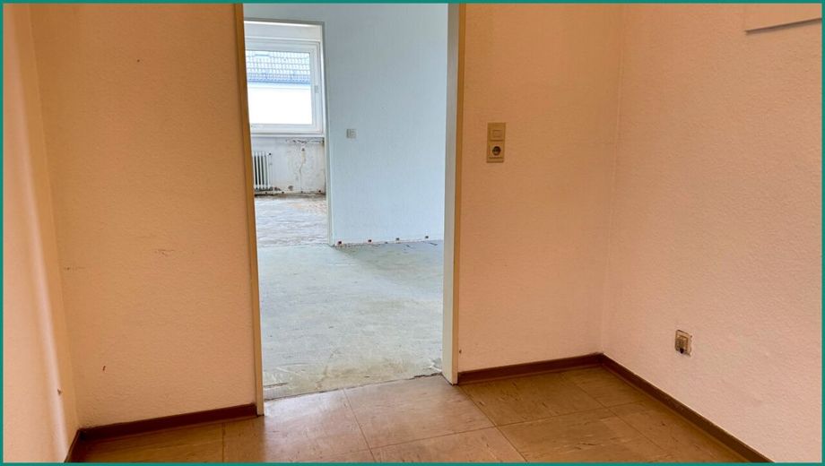 2-ZIMMER-EIGENTUMSWOHNUNG IN GUTER LAGE AM STADTZENTRUM VON RADEVORMWALD, PROVISIONSFREI ! – Eingangsbereich mit Garderobennische