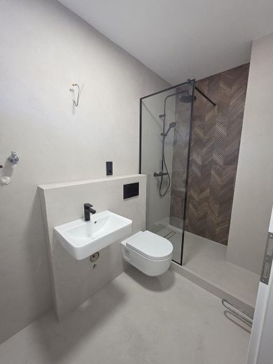 Modernes Badezimmer mit bodeng