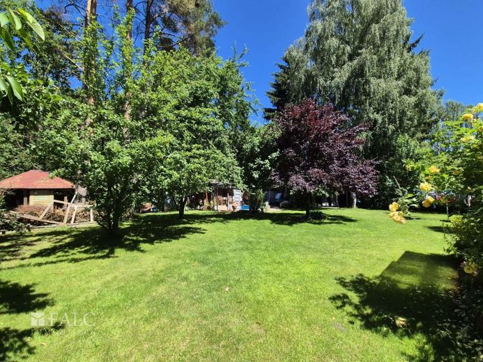 Großzügige Stadtvilla mit Pool und pflegeleichtem Parkgrundstück – Garten