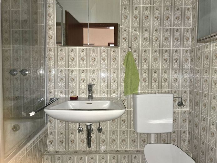 Wiesbaden: Top-Lage, beste Nachbarschaft, frische Luft, Ruhe plus Naturgeräusche pur! – Badezimmer...