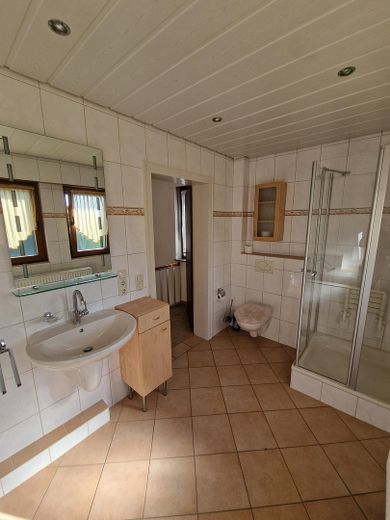 Geräumige Doppelhaushälfte mit großem Garten in ruhiger Lage von Düren-Merken – ab dem 01.11.2026 – 1 . OG Badezimmer