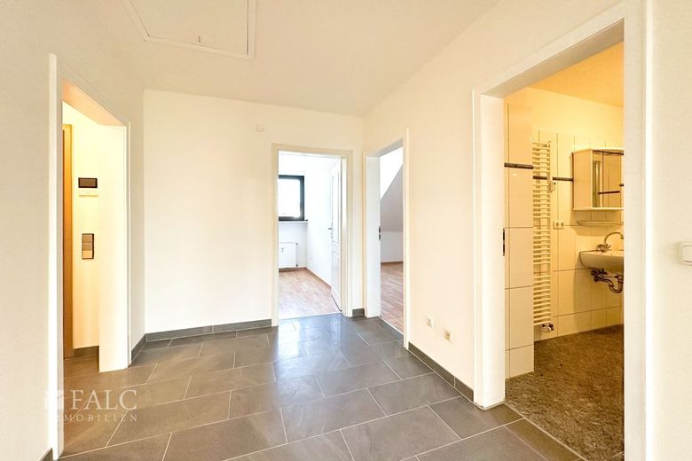 Dachgeschosswohnung mit Stellplatz in ruhiger Lage von Köln-Lövenich – Flur Richtung Schlafzimmer
