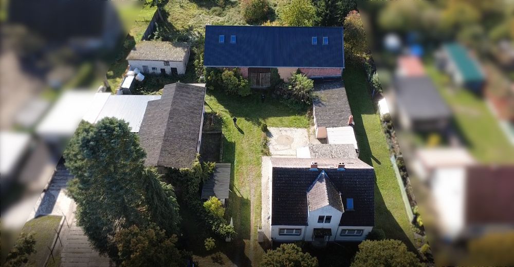 Geschützter Vierseithof mit mehreren Nebengebäuden und weitläufigem Garten – Foto 1
