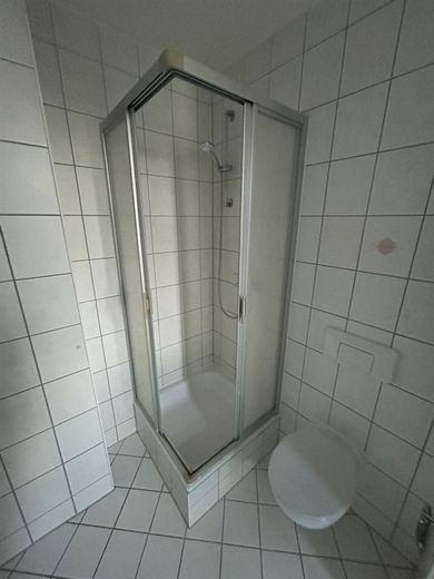 Großzügige und vermietete 2-Zi. mit EBK, 2xBalkon und Laminat in zentraler Lage – PHOTO-2024-10-28-16-12-20