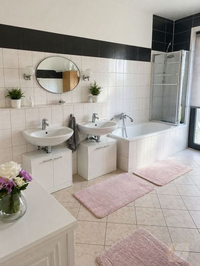 131 m² mit Balkon &amp; Dachausbau-Potenzial - 4-Zimmer-Wohnung und Stellplatz-Provisionsfrei – Badezimmer