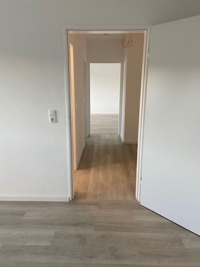 Francoforte Niederrad: Bellissimo appartamento di 2 locali con balcone – Blick vom SZ zur Diele
