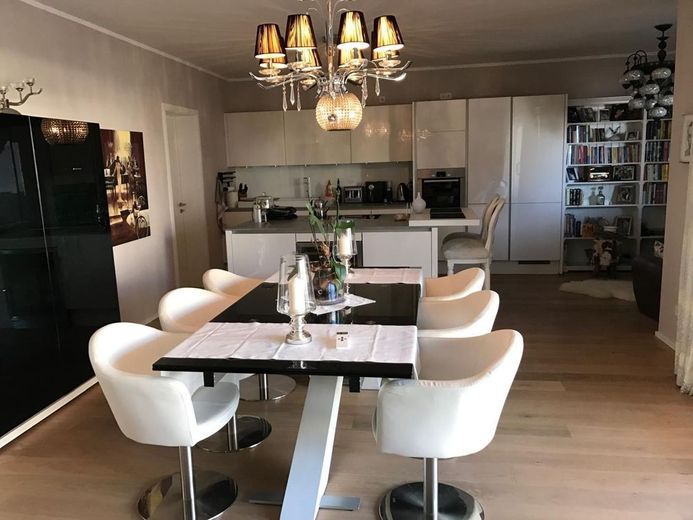 Wohnen im ehemaligen Stadtbad: Stilvolle 3-Zimmer-Wohnung mit Ruhrblick im Palais am Stadtkai – Wohnzimmer