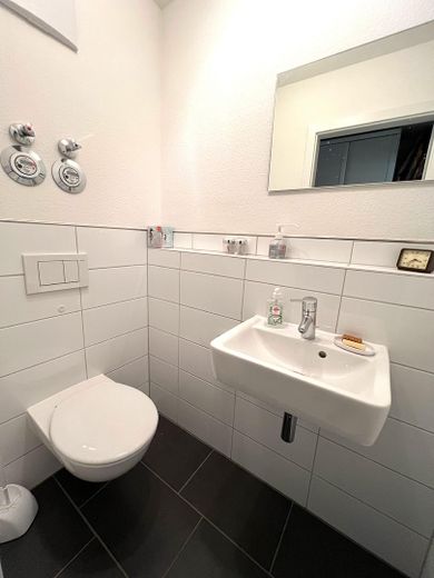 Großzügige 4,5-Zimmer-Wohnung in Wolfschlugen - provisionsfrei – Gäste-WC