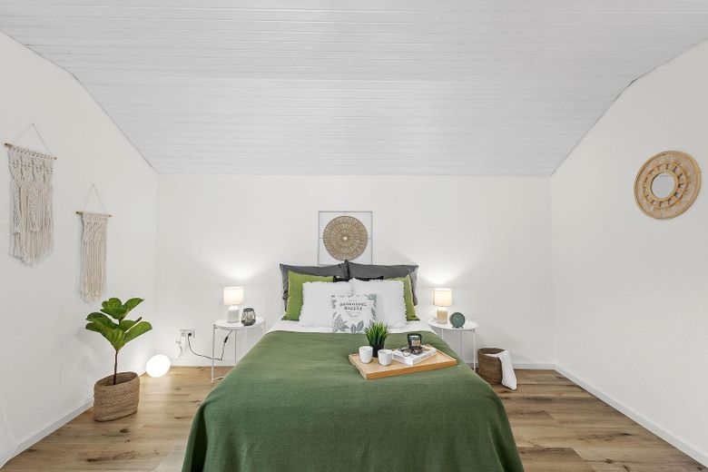 Wprowadź się od zaraz! Jasne, zmodernizowane w 2026 r. mieszkanie 3-pokojowe z balkonem od strony południowej w Neutraubling – Schlafzimmer