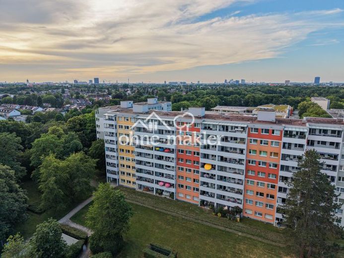 Commission-free & immediately available! 3-room apartment with loggia near Ostpark! – Foto 1
