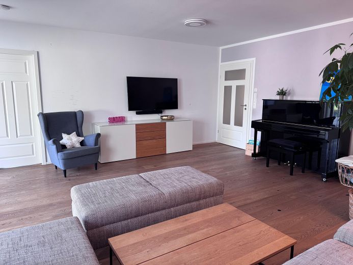 Einzigartige Gartenwohnung in München – Wohnzimmer - Übersicht 5