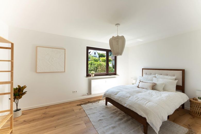 Erstbezug nach Kernsanierung: 4-Zimmer-Wohnung mit PV-Mieterstrom & TG-Stellplatz in S-Heumaden – Elternschlafzimmer