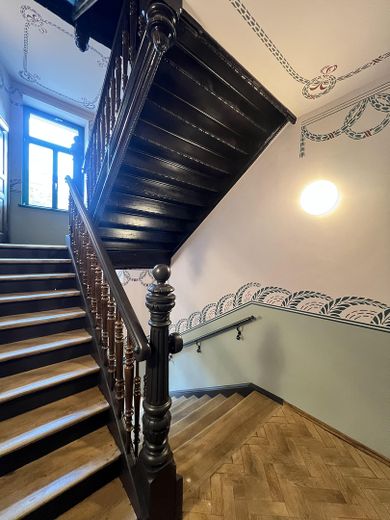 Piso de época reformado con materiales de alta calidad, a estrenar, con balcón y plaza de aparcamiento – Treppenhaus