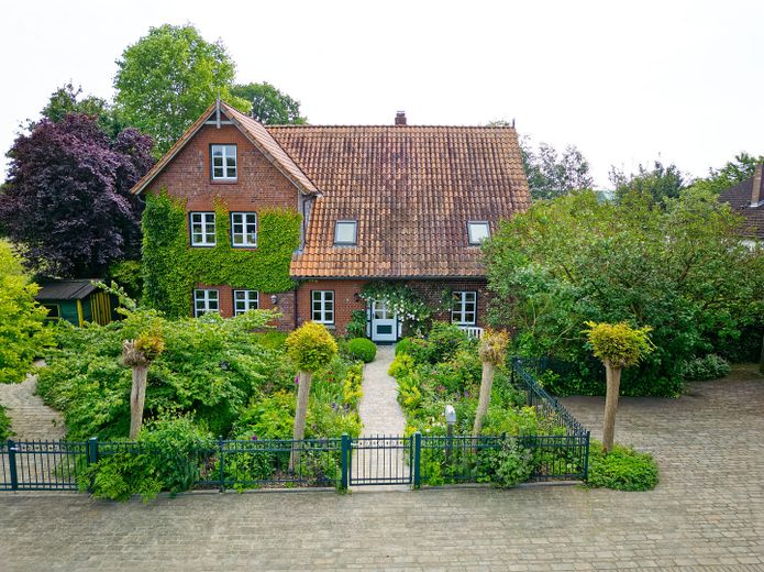 Landhaus der besonderen Art – Straßenansicht