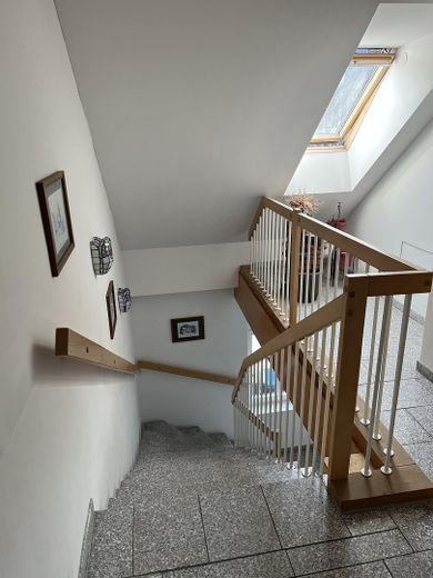 Einzigartig DG-Wohnung im nur 2 OG. mit 30m² Dachterrasse & Kamin in Burgdorf-Kernstadt – Modernes Treppenhaus
