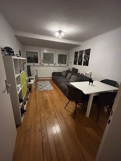Schöne sanierte 2 Zimmer Kü., Bad, Whg. in Saarbrücken- Nähe Caritas Klinik Burbach/Rastpfuhl – Wohnzimmer