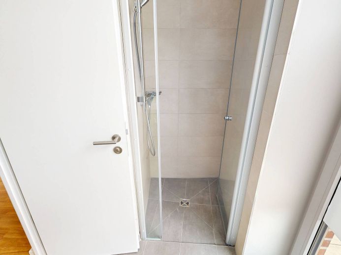 Wohntraum in Rissen: 3-Zimmer-Dachgeschosswohnung mit 2 Dachterrassen, eigenem Lift, EBK uvm. – Ansicht II: Bad II