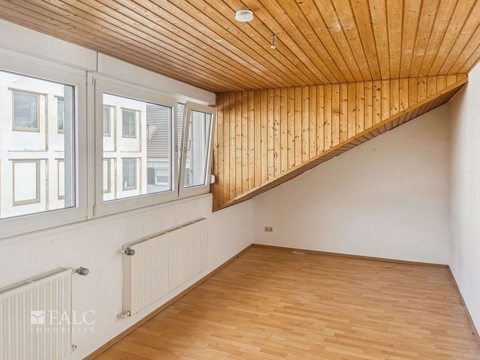 Wohn- und Geschäftshaus mit interessanter Gewerbefläche – Wohnzimmer DG