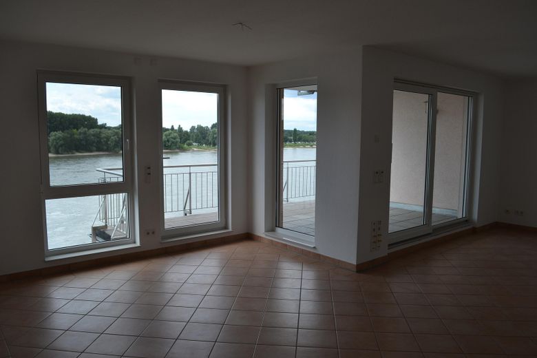 Watching ships count. All day long! – Wohn-/Esszimmer mit Balkon