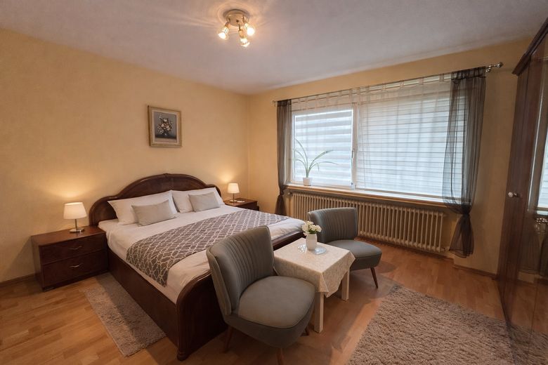 Solide Kapitalanlage - Vermietetes Zweifamilienhaus mit Garagen und Stellplätzen – Schlafzimmer EG (Beispiel)