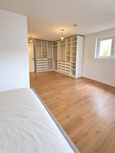 شقة كبيرة وعصرية من 5 غرف مع حديقة – Schlafzimmer1