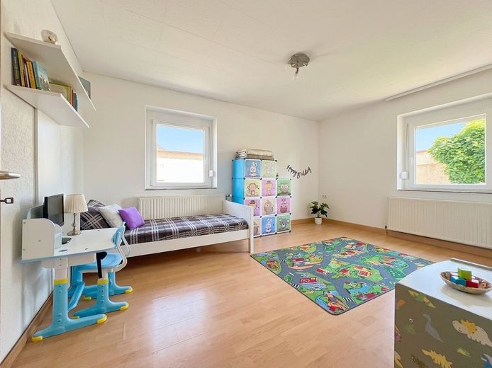 IN RUHIGER LAGE DENKENDORFS - helle hochparterre Wohnung mit Tageslichtbad, SüdbaIkon und Stellplatz – Schlafzimmer