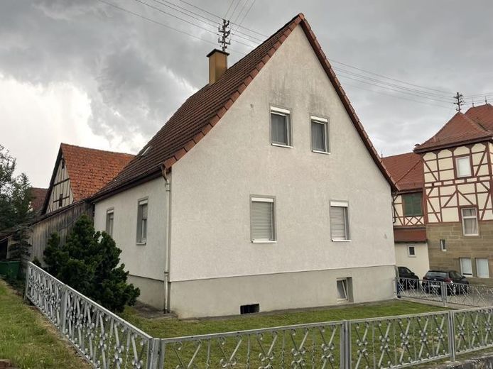 Maison individuelle nécessitant des travaux de rénovation avec grange, située au calme à Bretzfeld – Photo 1