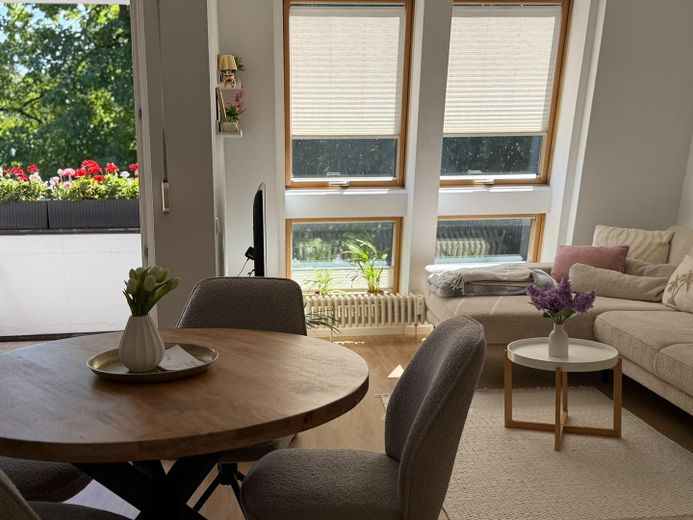 Particular: soleado apartamento de 2 habitaciones con terraza – Wohnzimmer