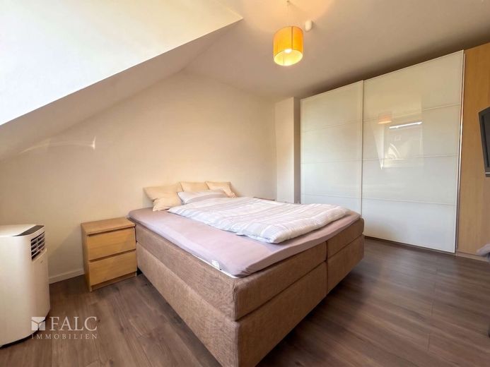 Top-Investment mit Wellness-Faktor: Sanierte Ertragsperle mit Saunahaus &amp; Garagen in wachsender Lage – Schlafzimmer 2. OG