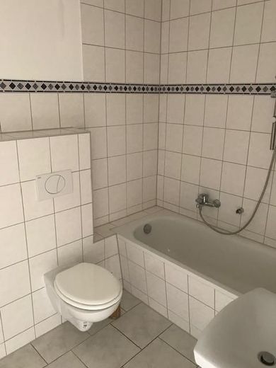 Gemütliche schöne 1,5-R-Wohnung 1.OG mit Balkon EBK.ca.40 m² in MD- Sudenburg  zu vermieten . – Bad mit Wanne.