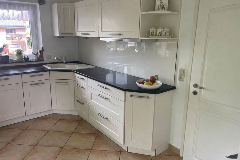 Exclusive House with Garage and Three Parking Spaces – Küche mit Mamorplatte