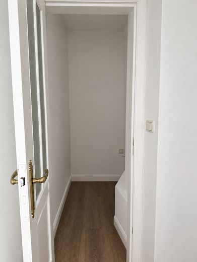 Period-building dream, first occupancy after renovation, 3 rooms, balcony & prime location in Stadtfeld – Praktische Abstellkammer