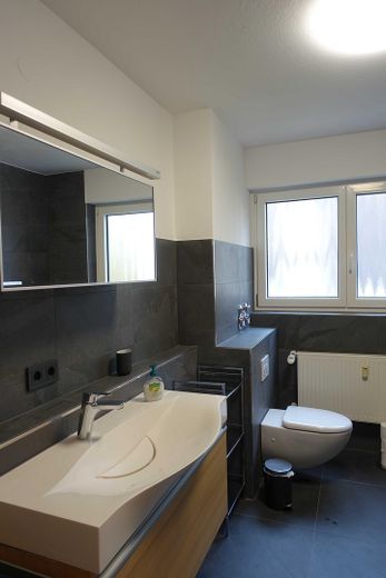 Mieszkanie na wynajem: 3,5 pokoju we Freudenstadt – Badezimmer mit Toilette