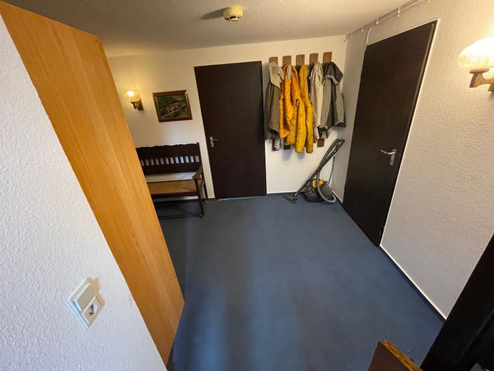 Exclusive House with Garage and Three Parking Spaces – UG Flur zu Kellerräumen