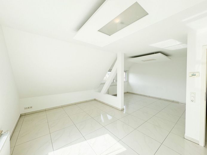 Helle und großzügige 3,5-Zimmer Maisonettewohnung mit EBK und Balkon! – Ebene 1 - Wohn-Essbereich
