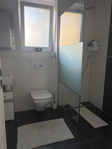 Architect-designed house with pool – Gäste-WC mit Dusche